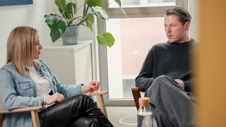 Lea Reinhard und Jan Siegert sitzen sich gegenüber