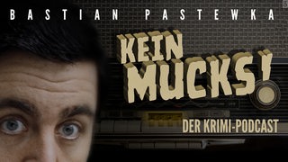 Schriftzug "Kein Mucks" ein altes Radio und die Augen von Bastian Pastewka als Collage